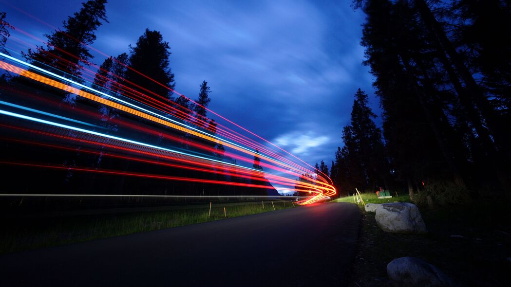 光轨流转，夜晚道路长曝光转向4K壁纸，3840x2160高清背景图片下载