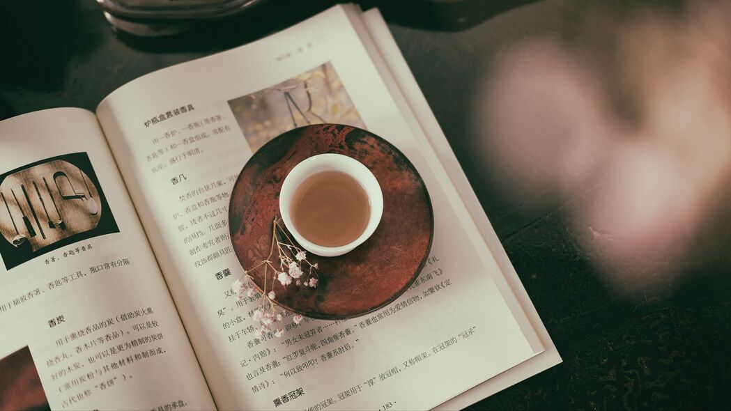 书籍、杯子与茶，花中放松时光，精选4K高清壁纸（3840x2160）免费下载