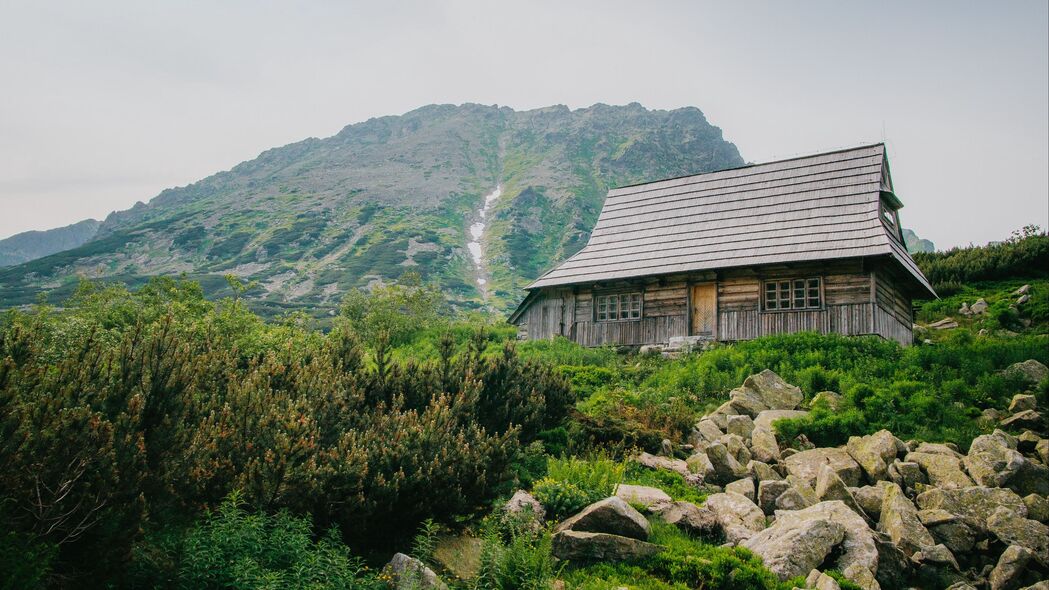 山居石韵，高清4K房子与斜坡自然风景壁纸（3840x2160下载）