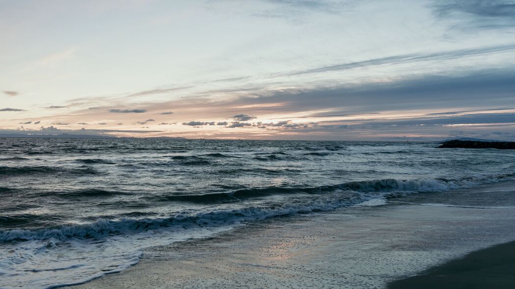 海滩美景，海浪轻拂地平线，黄昏时分4K高清壁纸（3840x2160）免费下载