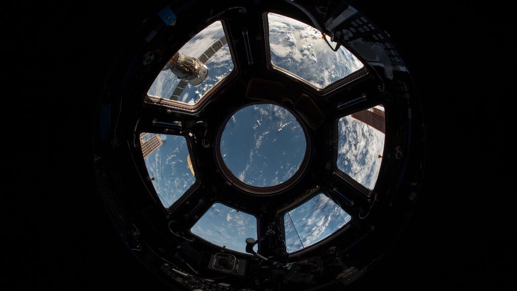 舷窗视角下的宇宙飞船，太空美景概览，4K高清壁纸下载（3840x2160）