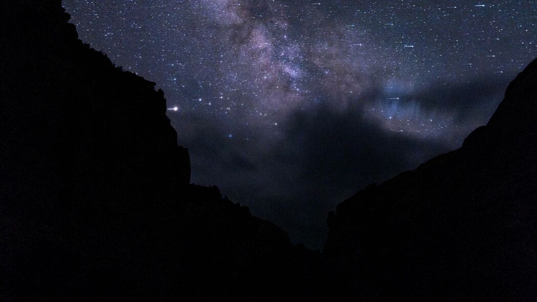 山脉之夜，星空璀璨，黑暗中的绝美风景，高清4K壁纸3840x2160免费下载
