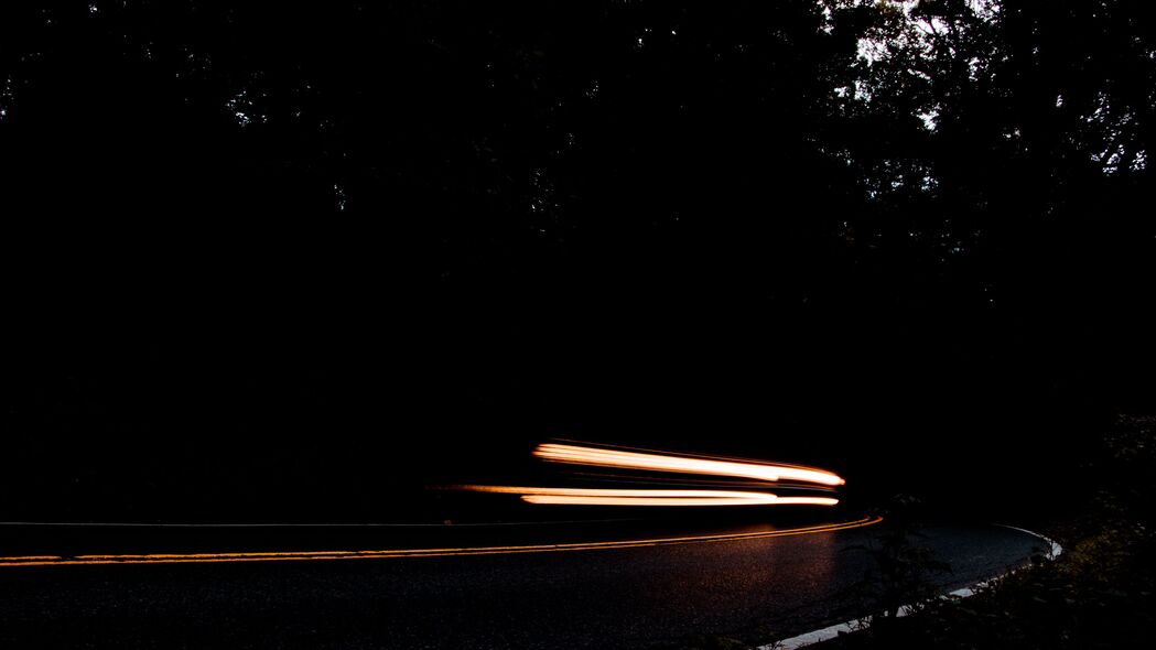 长曝光夜晚转弯道路，黑暗中的4K高清壁纸，3840x2160分辨率下载