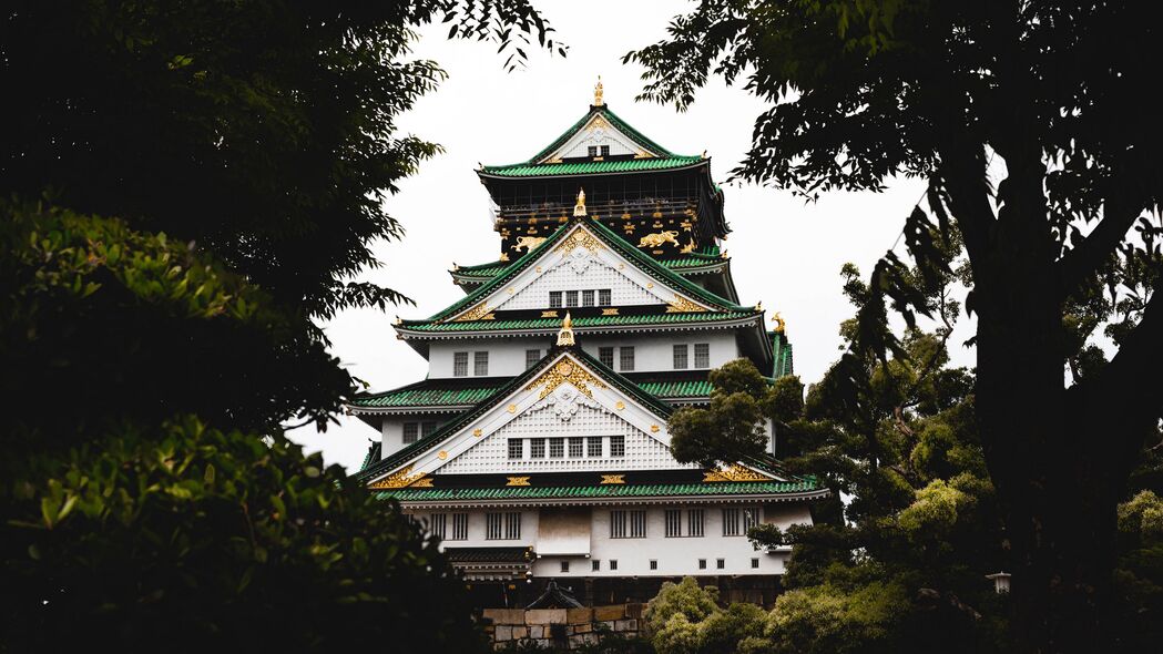 宝塔寺庙建筑正面，绝美4K高清壁纸，3840x2160分辨率，免费下载！