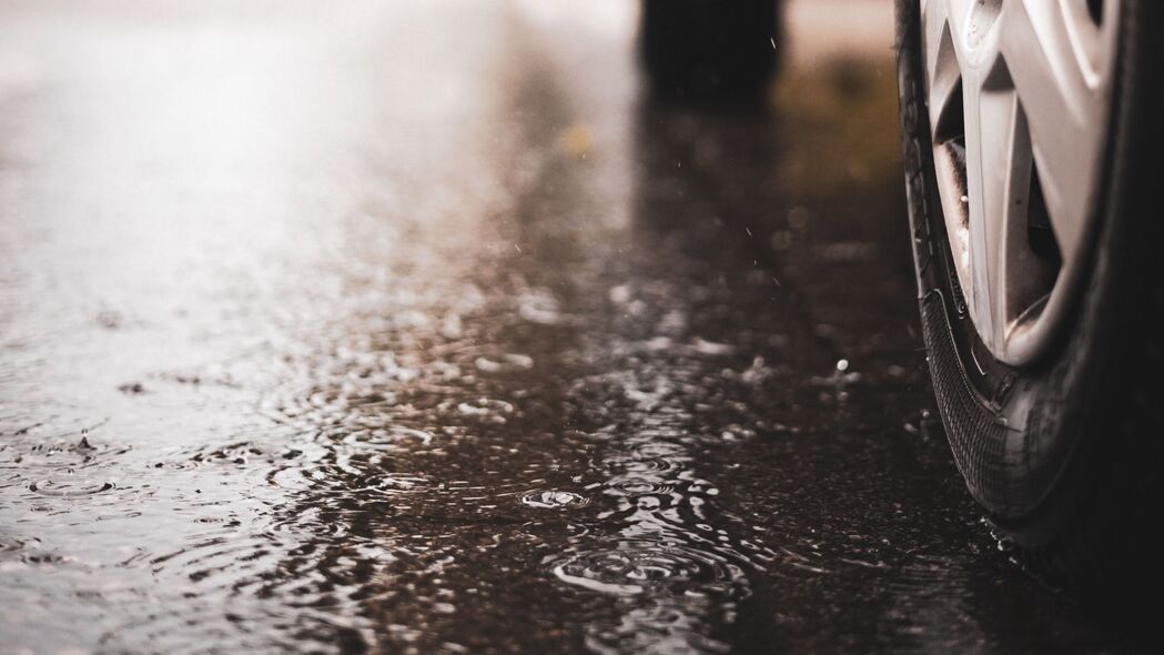 4K高清汽车壁纸，雨滴落在车轮与水坑，超炫视觉享受！