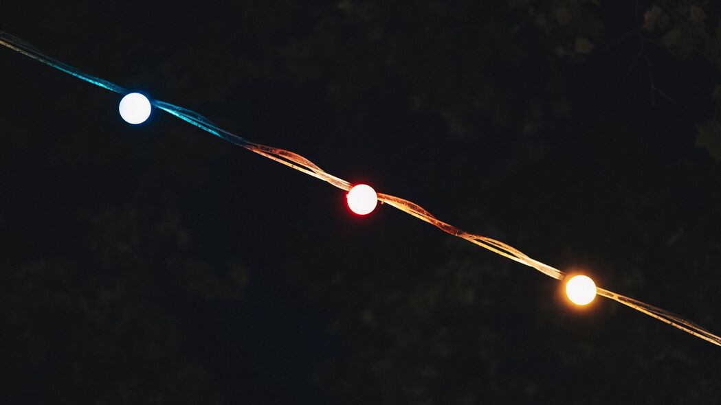 夜晚深色花环灯泡灯光秀，4K高清壁纸3840x2160，一键下载美化你的屏幕
