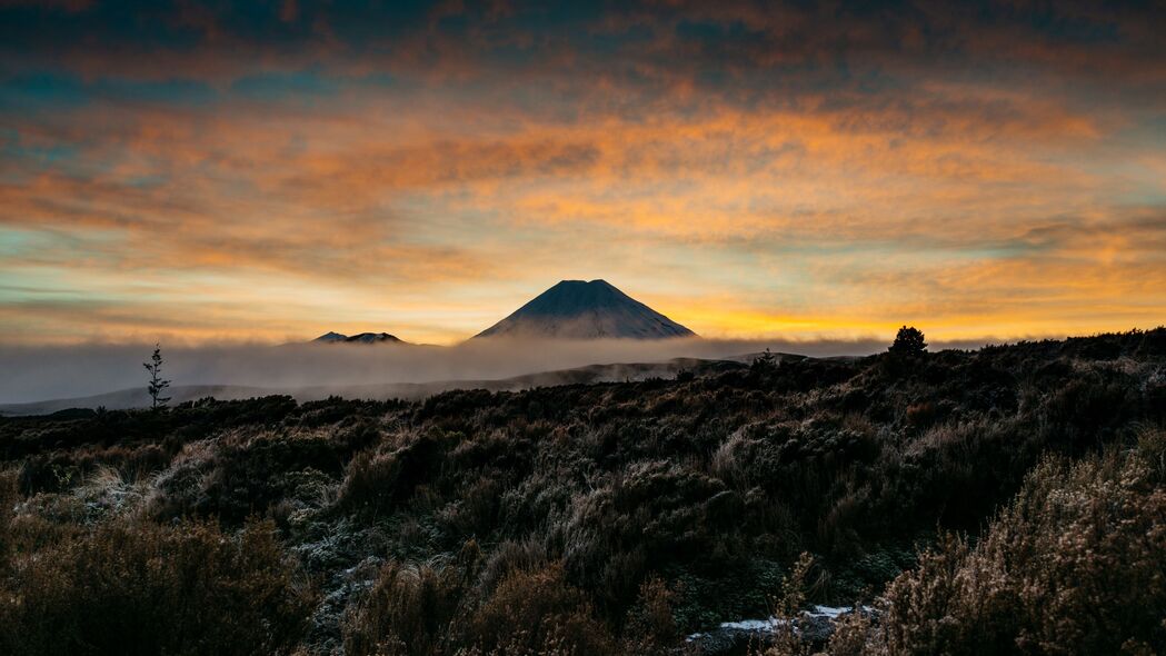 火山雾景，黄昏时分惊艳呈现！4K超清壁纸，3840x2160分辨率，绝美风景等你下载！