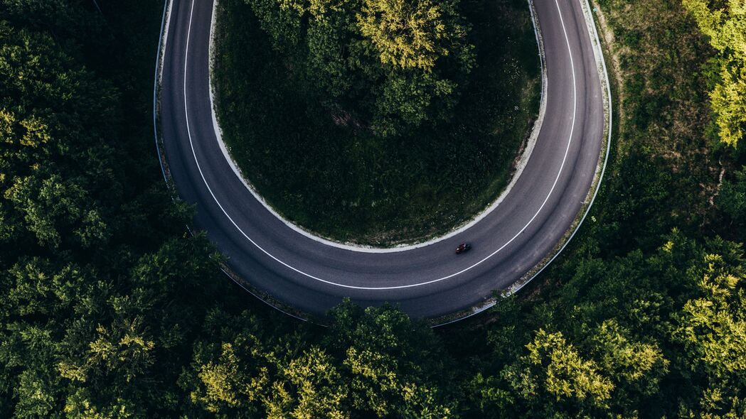 道路缠绕森林的鸟瞰图，高清4K壁纸，3840x2160下载