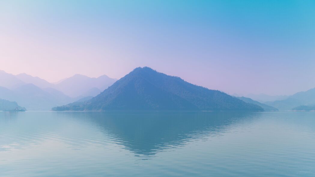 岛屿雾海丘陵美景，4K高清反射壁纸，3840x2160超清下载