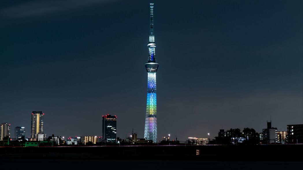 塔与城市夜间的背光建筑，高清4K风景壁纸（3840x2160）下载