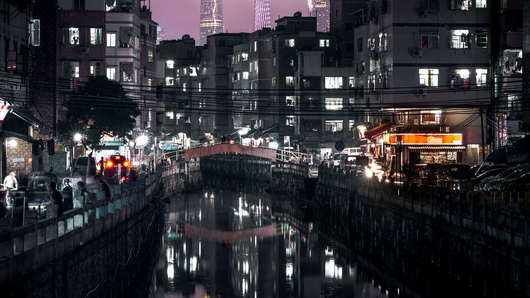 夜城运河堤岸建筑灯光反射美景，4K超高清壁纸（3840x2160）免费下载