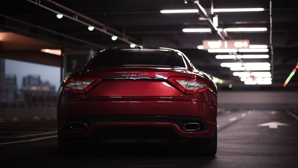 Maserati Granturismo跑车红色高清壁纸 - 4K后视停车视角，3840x2160分辨率下载