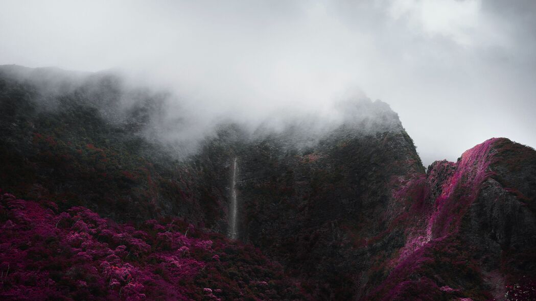 山脉云雾缭绕，树木植被繁盛，绝美4K景观壁纸3840x2160高清下载