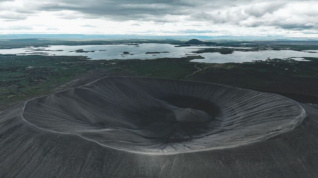 火山奇观，漏斗与采石场交织的自然景观，4K超高清壁纸（3840x2160）免费下载