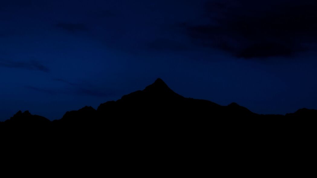 山脉之夜，黑暗天空4K高清壁纸，3840x2160超清背景图片下载