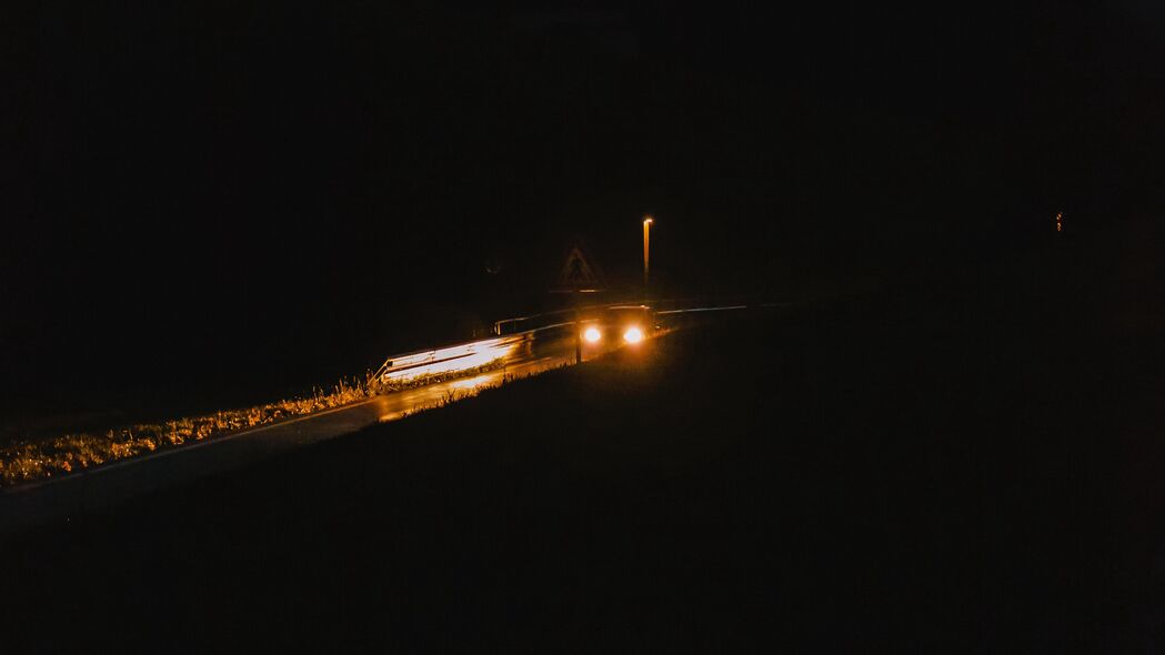 道路之夜，黑暗中的大灯光芒，浅色4K壁纸，3840x2160超清背景图片下载