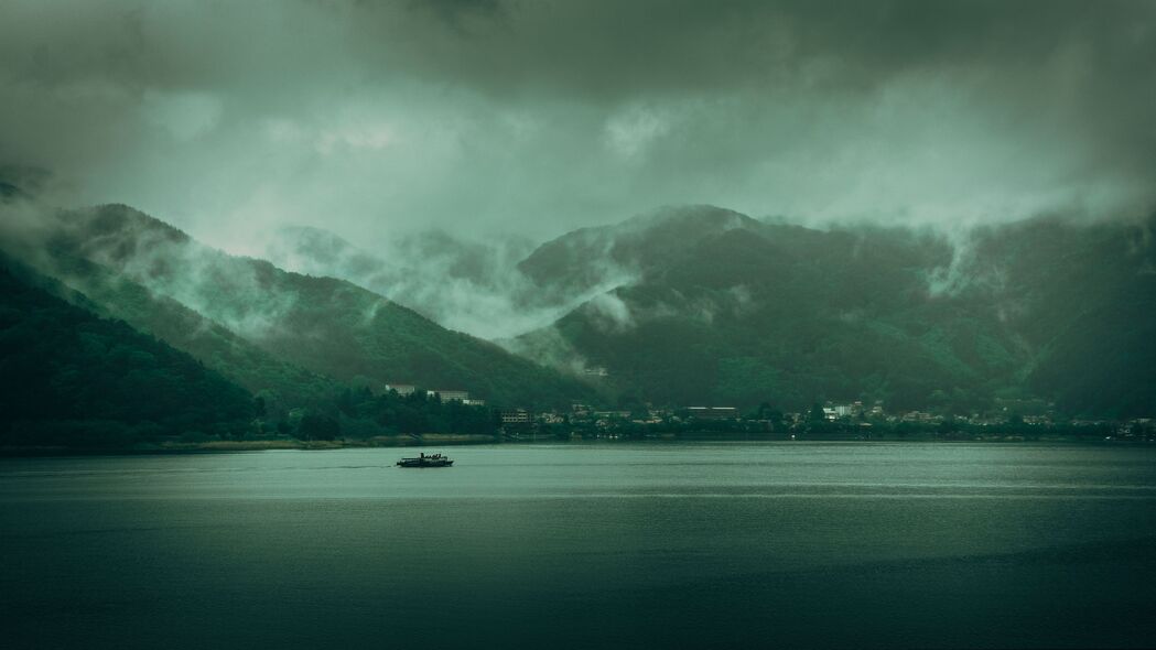 昏暗湖景，丘陵雾绕云遮，4K高清壁纸（3840x2160）免费下载