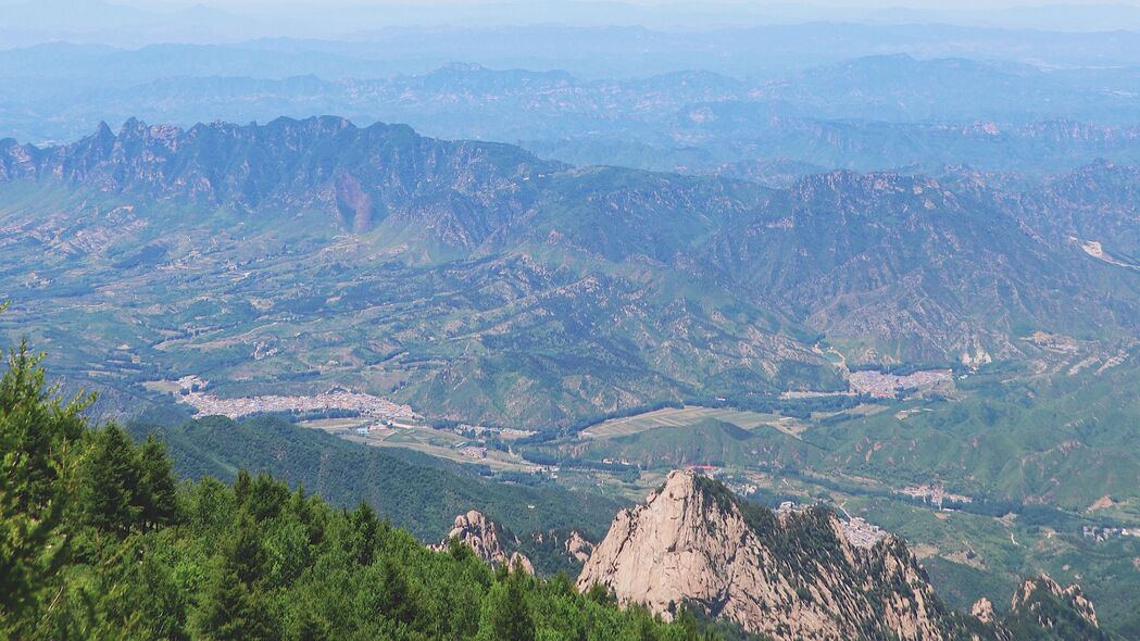 山脉鸟瞰，雾霾笼罩下的高度视图概览，4K超清壁纸3840x2160下载