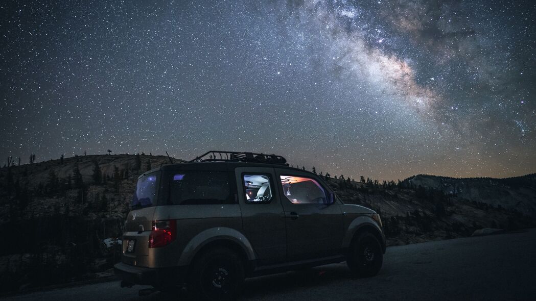 汽车SUV夜晚山脉星空，4K高清壁纸下载，3840x2160绝美背景图片