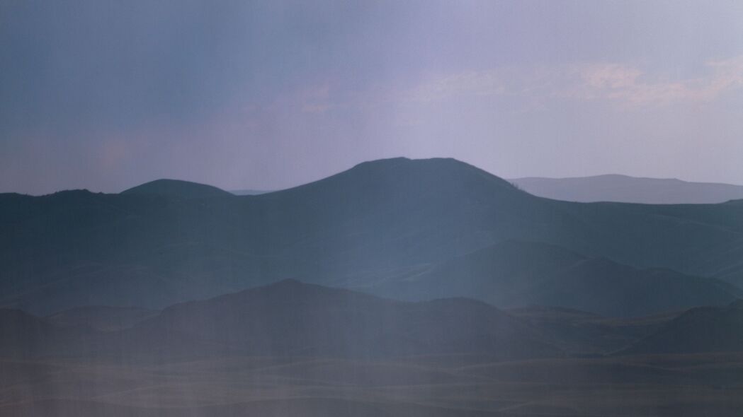 山脉丘陵雾景，深色系4K超清壁纸，3840x2160高清背景图片下载