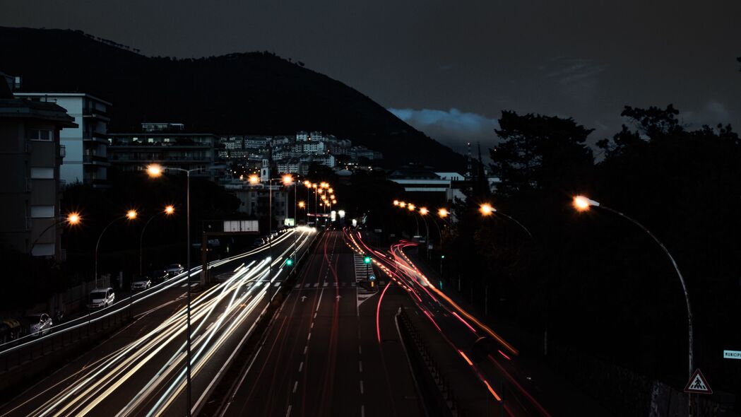 高速公路夜景长曝光，璀璨灯光点亮城市，4K超清3840x2160壁纸下载
