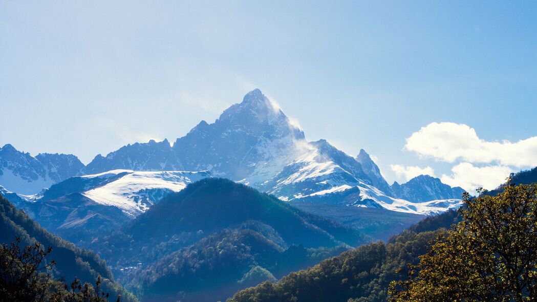 山脉森林景观4K高清壁纸，树木山峰美景，3840x2160分辨率下载