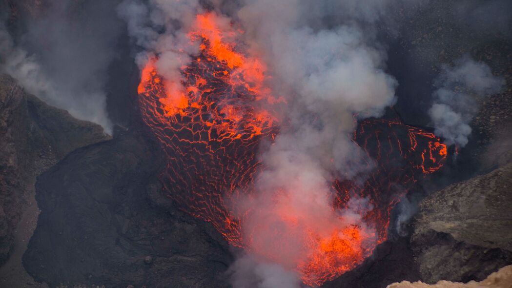 火山熔岩喷发盛景，烟雾灰烬中的热烈火山口，4K超清壁纸（3840x2160）免费下载