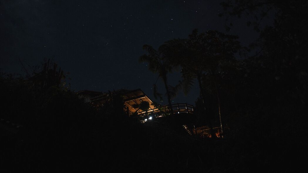 房子星空棕榈树夜间美景，4K高清壁纸，3840x2160超清背景图片下载
