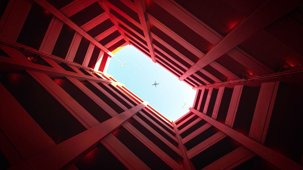 建筑之美，红色墙壁与壮阔天空，超清4K平面壁纸，3840x2160高清下载