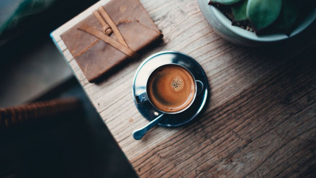 4K高清壁纸，咖啡泡沫杯与茶托勺子，畅享饮品时光