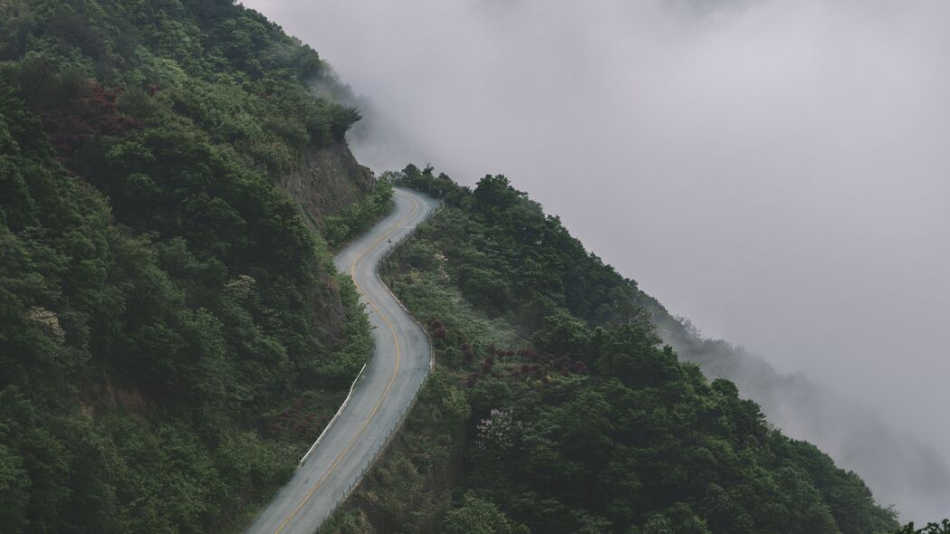 山脉纵横，雾中森林路，斜坡之巅，4K高清风景壁纸3840x2160下载