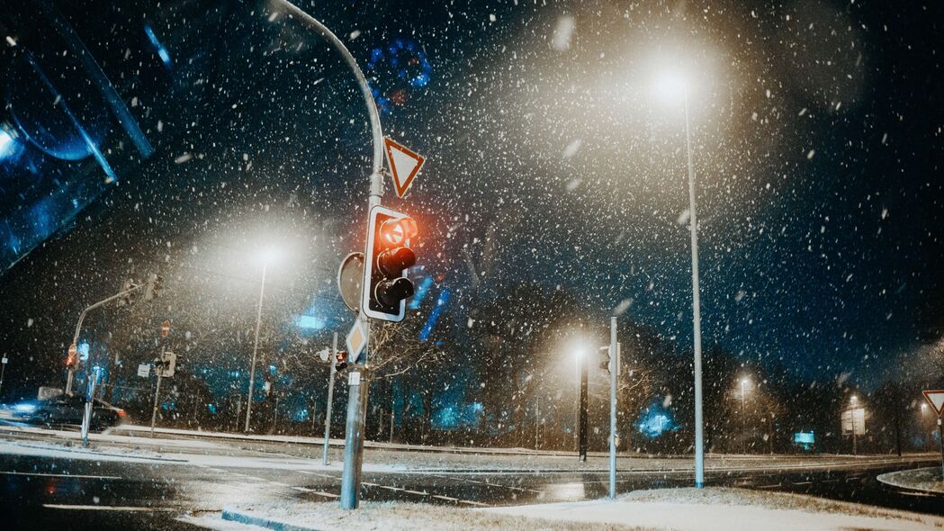 红绿灯映雪街道，路标柱子点缀城市风光，4K高清壁纸3840x2160下载