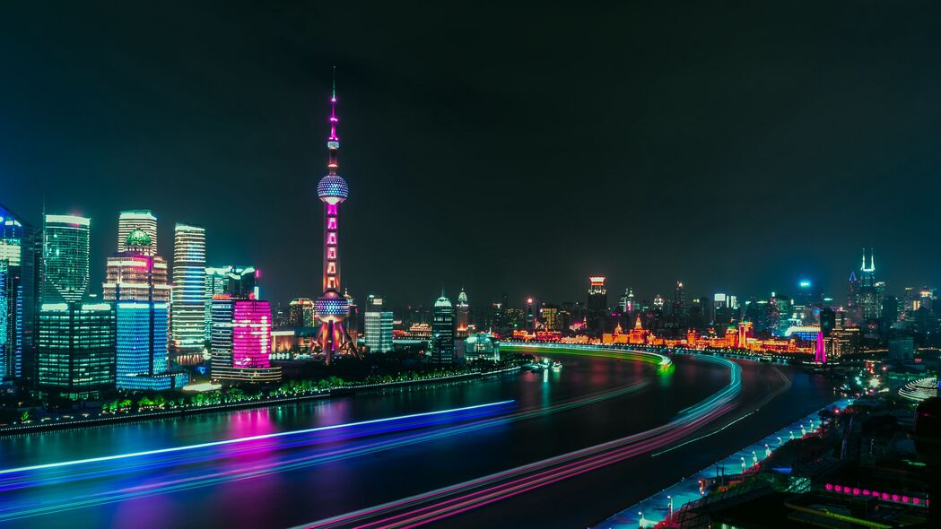 城市夜景璀璨，河流映月全景，4K超清长曝光壁纸（3840x2160）