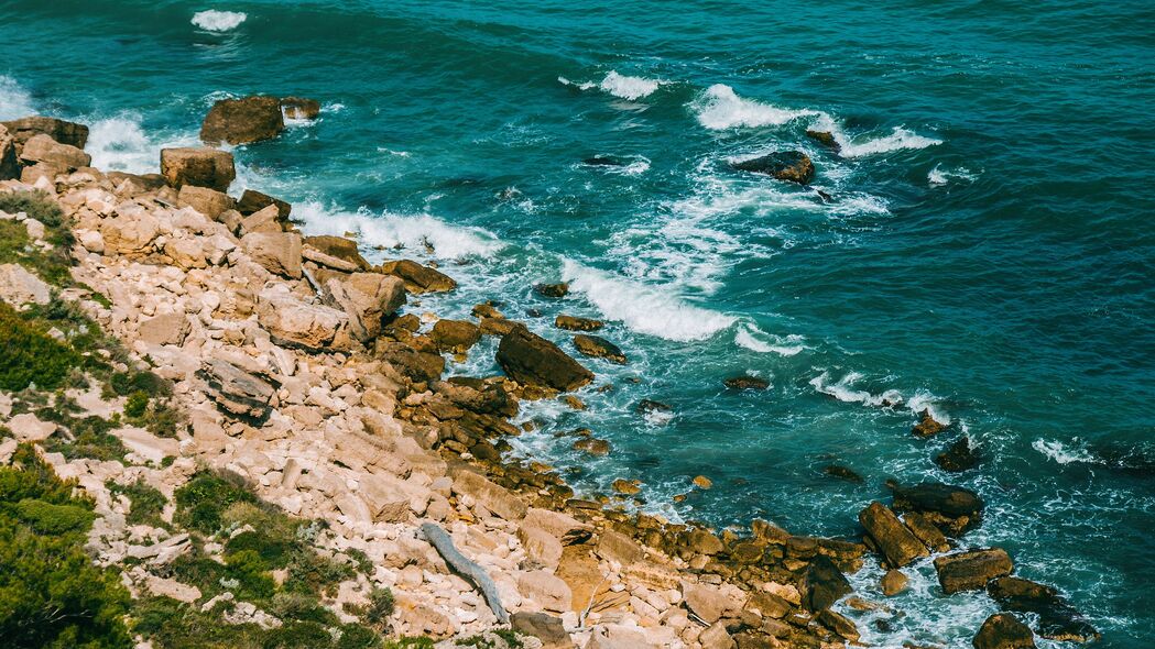 海岸风光，大海、石头、海浪与植被交织的4K高清壁纸（3840x2160）下载