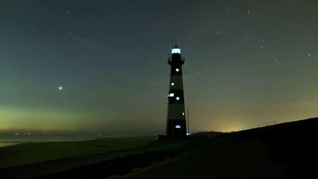夜晚星空下的灯塔辉光，雾笼银河，4K高清壁纸（3840x2160）下载