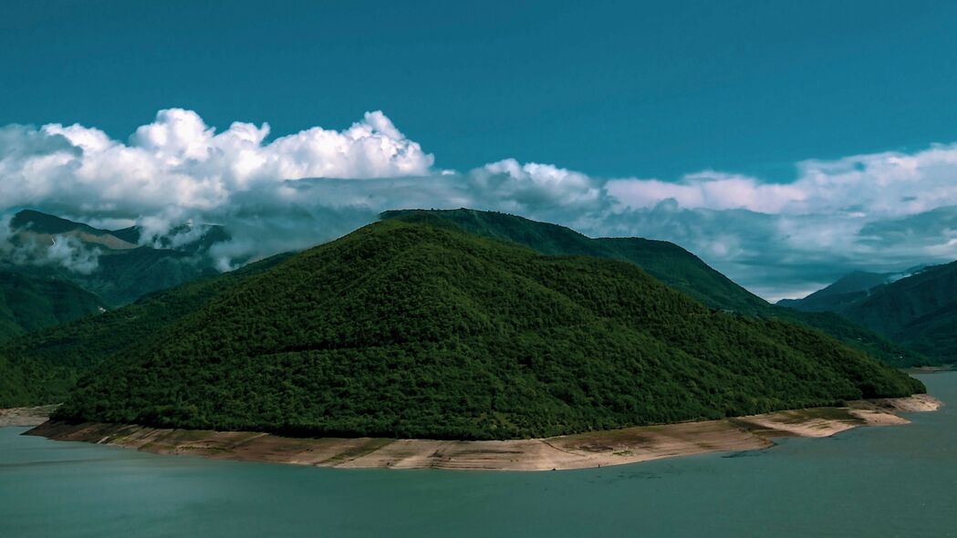 4K超清壁纸，岛屿海岸丘陵云森林植被美景，3840x2160高清下载