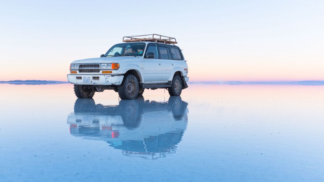丰田陆地巡洋舰SUV，旧款白色水浅越野，高清4K壁纸3840x2160免费下载