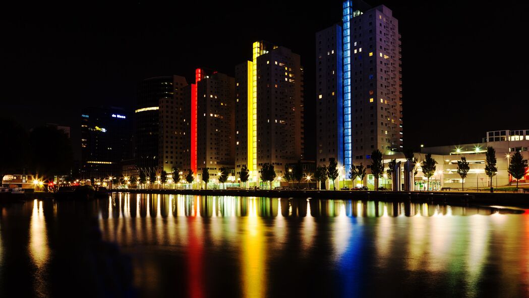 城市堤岸夜景，彩色灯光反射建筑之美，4K高清壁纸3840x2160下载