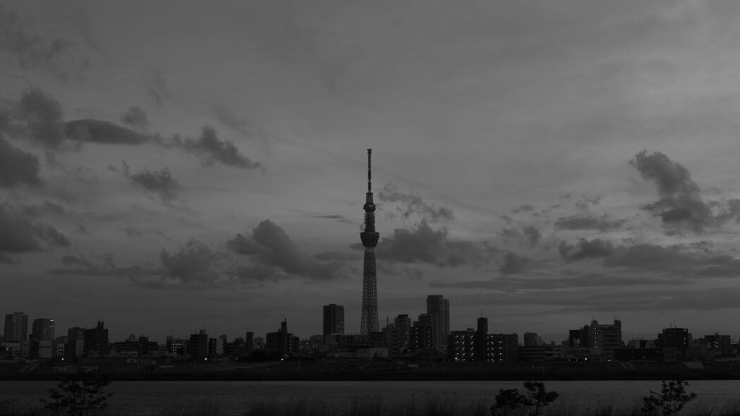 城市黑白塔影与蜿蜒河流全景4K超清壁纸 - 3840x2160高清下载