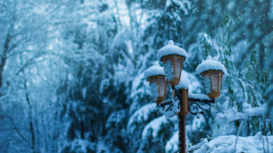 灯笼映雪映柱子，冬日风情尽显！高清4K 3840x2160壁纸免费下载