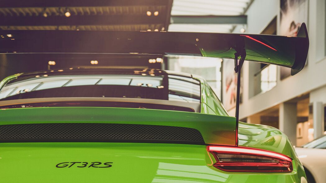保时捷911 GT3 RS绿色炫影，超清4K后视壁纸，3840x2160分辨率，高清汽车图片下载