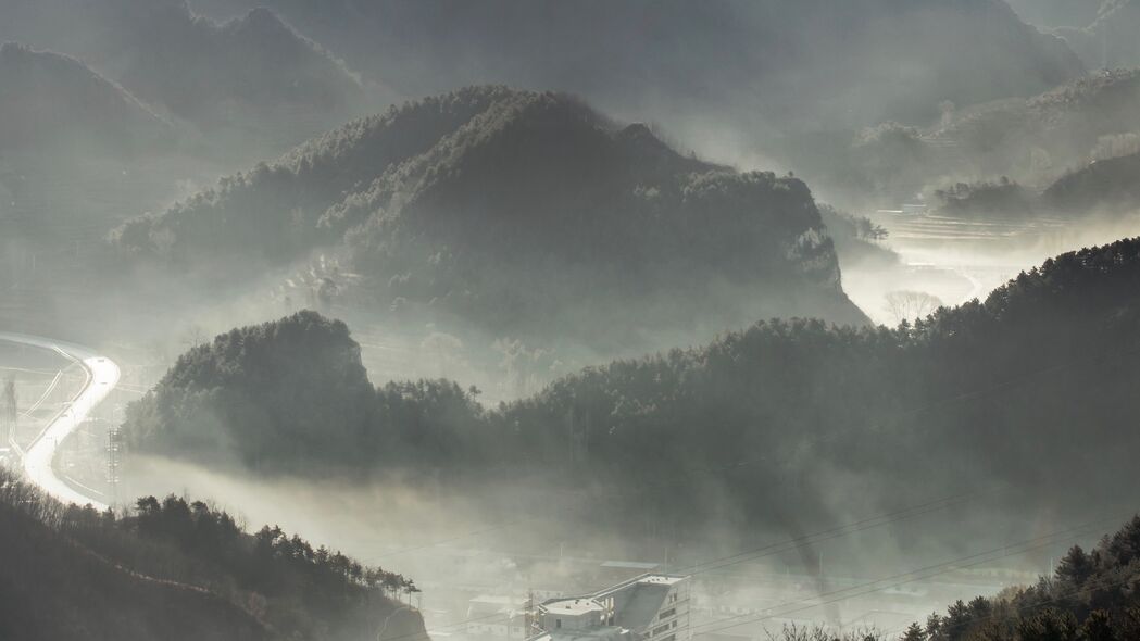 山脉雾林绝美鸟瞰，4K高清壁纸3840x2160，超清风景图片一键下载