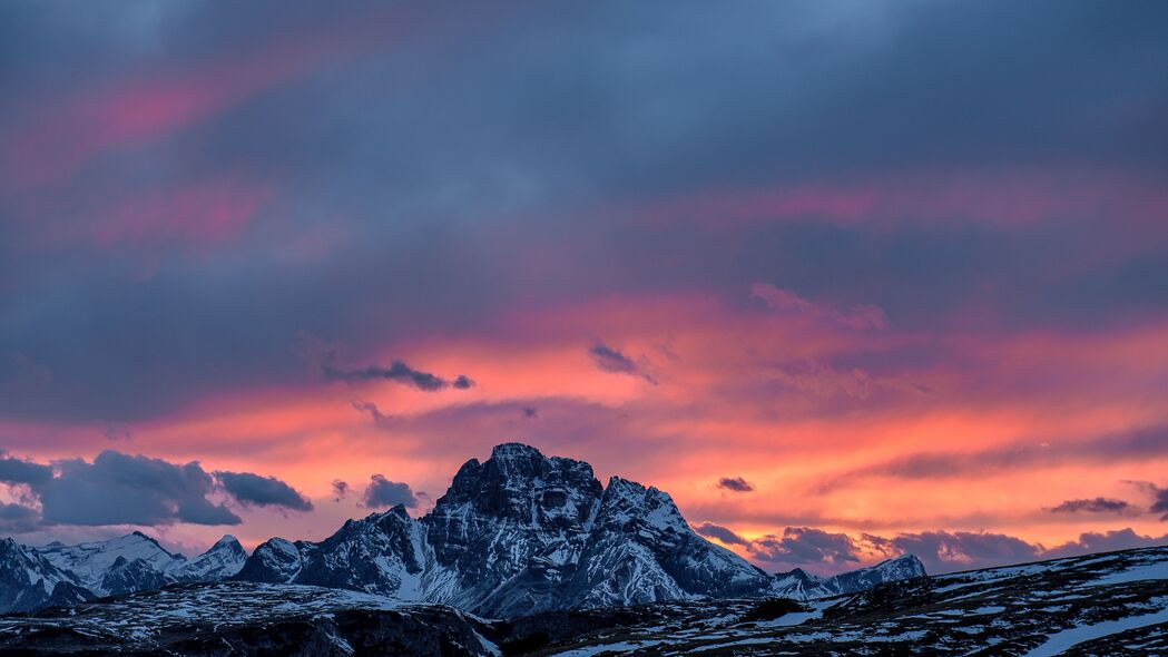 山脉之巅，日落映雪峰，意大利天空云卷云舒，4K高清壁纸（3840x2160）免费下载