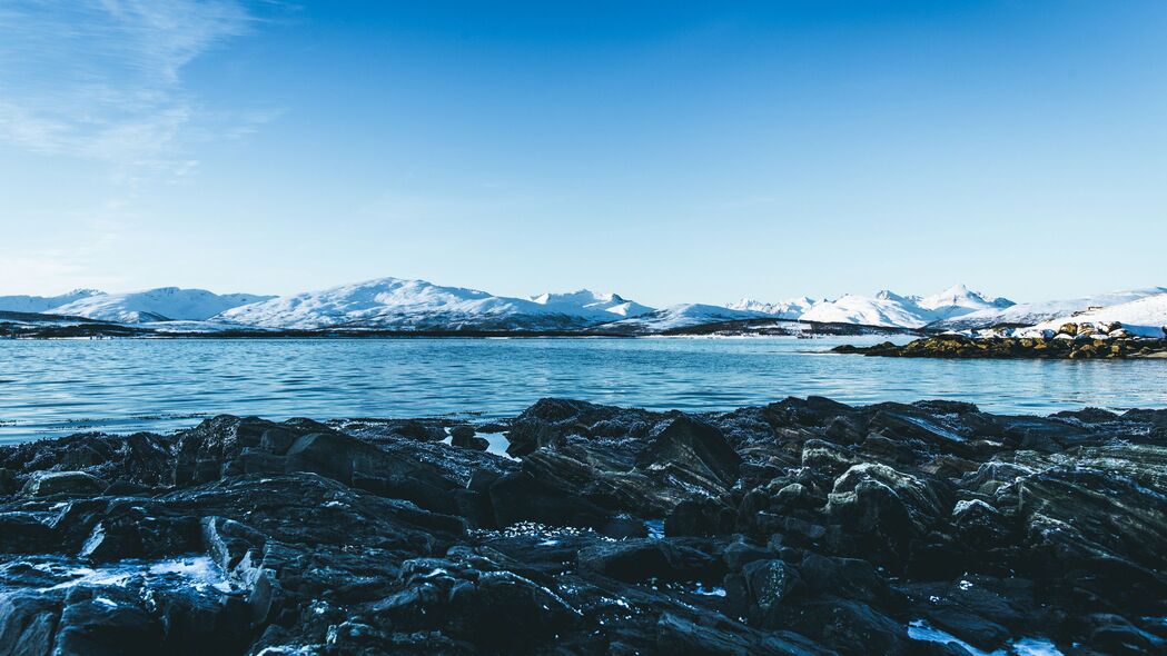 湖山雪景，4K高清壁纸，展现冬日冰封风景之美（3840x2160）