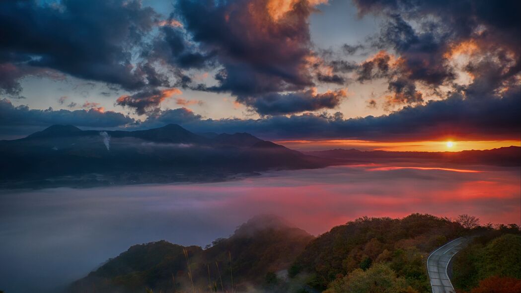 黎明山脉美景，地平线云卷云舒，阳光洒满道路，精选4K高清壁纸（3840x2160）下载