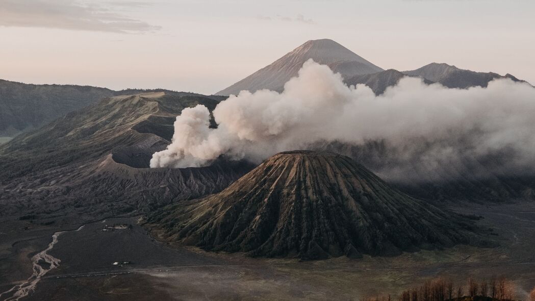 火山喷发，震撼烟雾浮雕，高清4K壁纸下载（3840x2160）