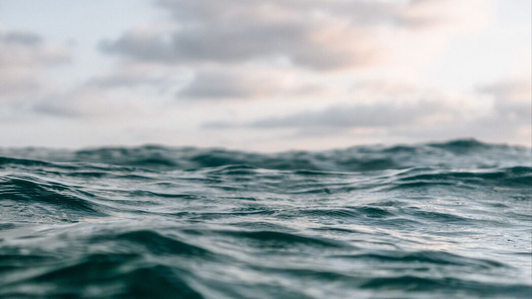 波浪特写，水面与地平线的绝美交融，4K高清壁纸（3840x2160）免费下载