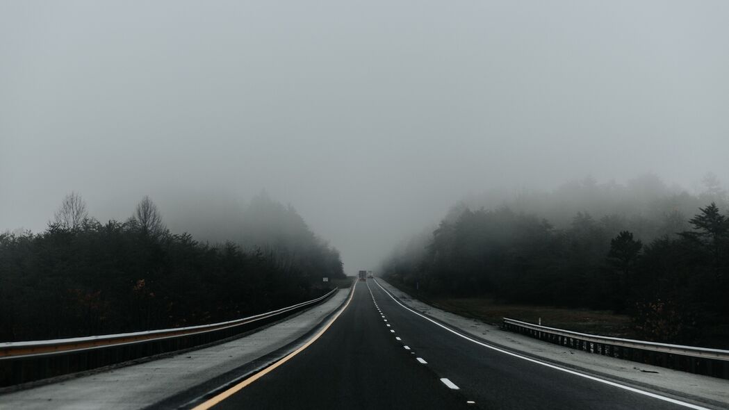 雾锁道路，沥青标记，运动瞬间，4K高清风景壁纸，3840x2160超清下载