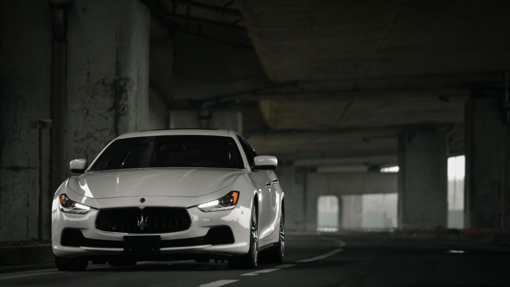 Maserati Ghibli白色正视图运动款4K高清壁纸，3840x2160分辨率，精美汽车图片下载