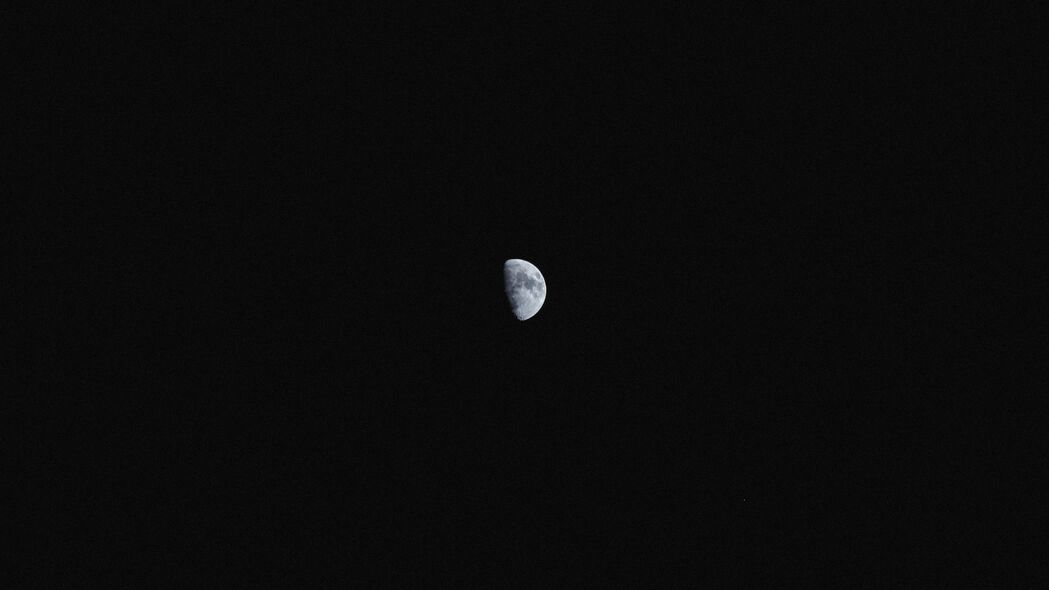 高清4K月亮满月夜空壁纸，深色卫星点缀，3840x2160超清下载
